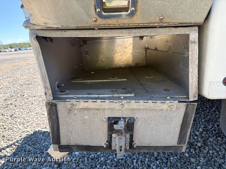 image for item YA4918 2006 GMC C5500 bucket truck