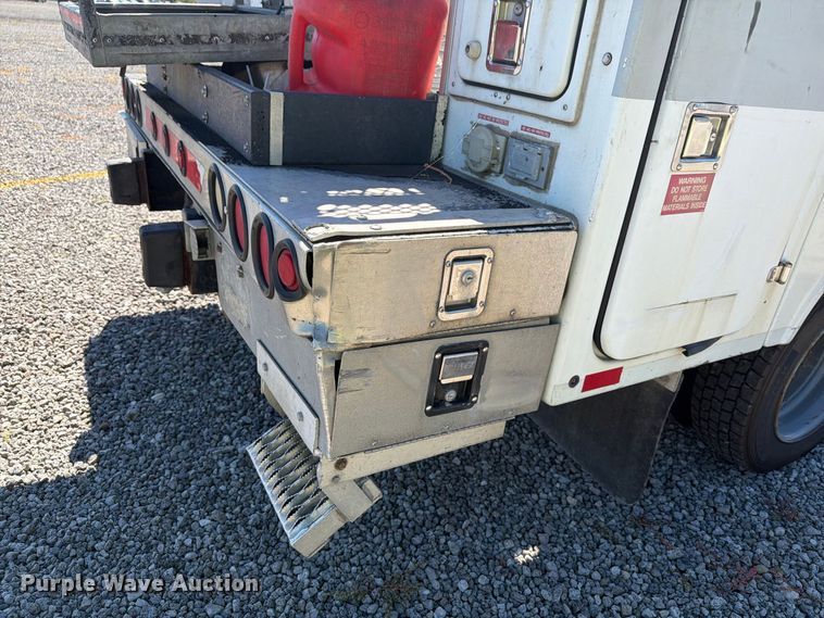 image for item YA4918 2006 GMC C5500 bucket truck