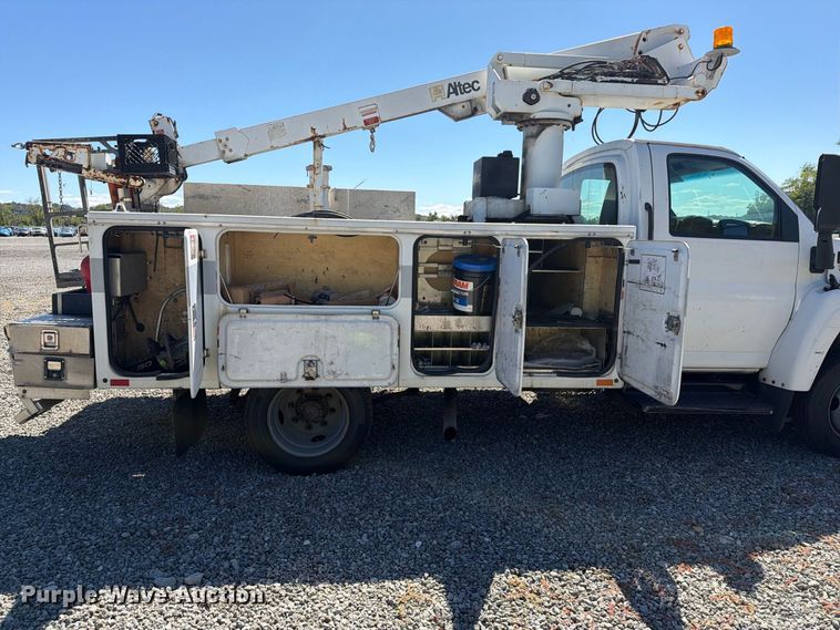 image for item YA4918 2006 GMC C5500 bucket truck