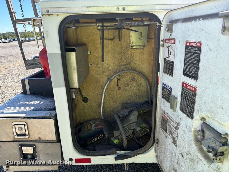 image for item YA4918 2006 GMC C5500 bucket truck