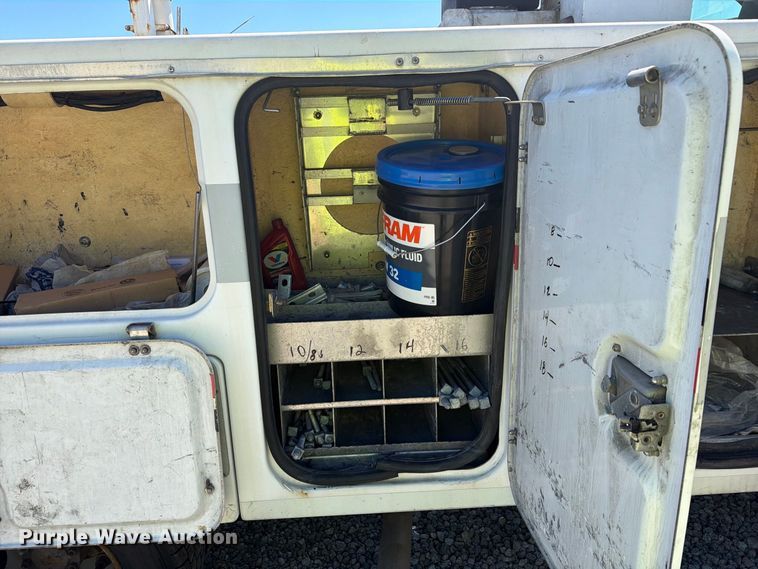 image for item YA4918 2006 GMC C5500 bucket truck