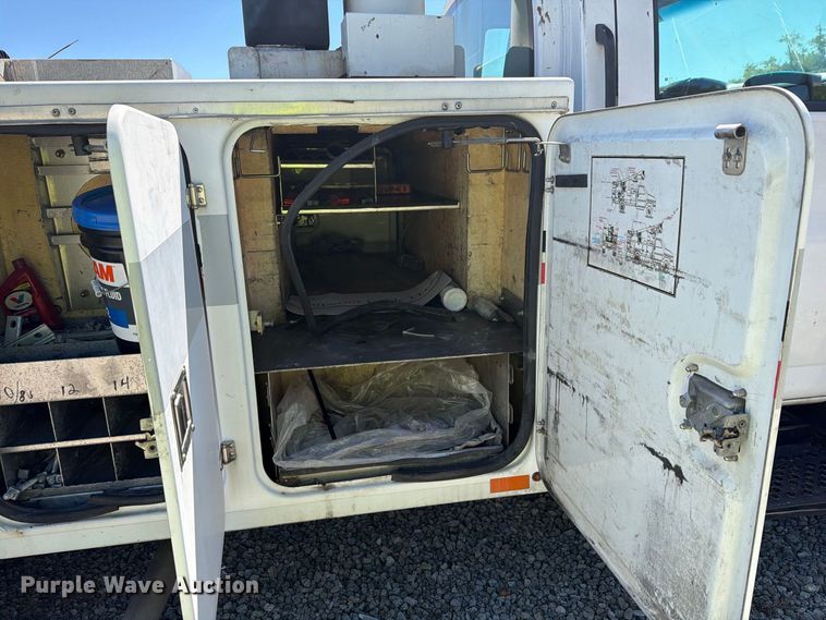 image for item YA4918 2006 GMC C5500 bucket truck