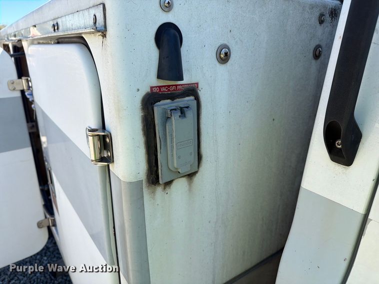 image for item YA4918 2006 GMC C5500 bucket truck