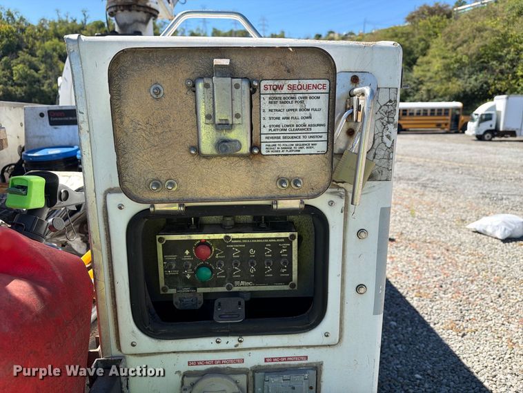 image for item YA4918 2006 GMC C5500 bucket truck