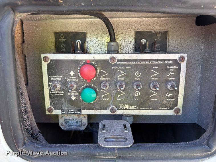 image for item YA4918 2006 GMC C5500 bucket truck