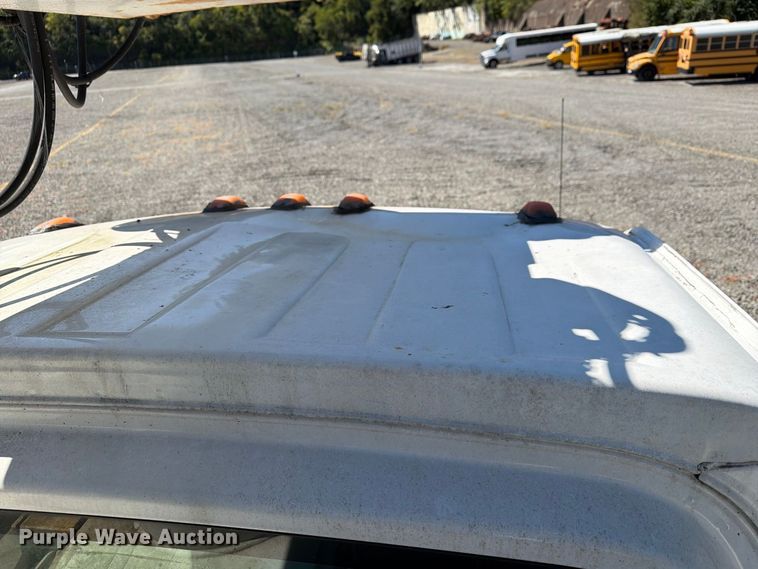 image for item YA4918 2006 GMC C5500 bucket truck