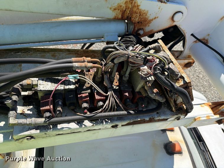 image for item YA4918 2006 GMC C5500 bucket truck