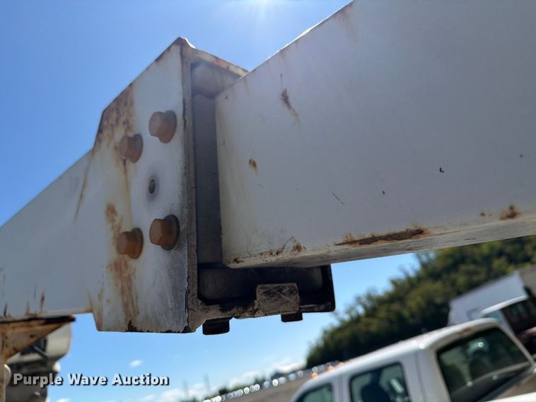 image for item YA4918 2006 GMC C5500 bucket truck