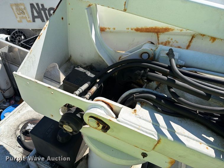 image for item YA4918 2006 GMC C5500 bucket truck