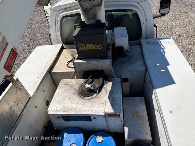 image for item YA4918 2006 GMC C5500 bucket truck