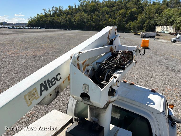image for item YA4918 2006 GMC C5500 bucket truck