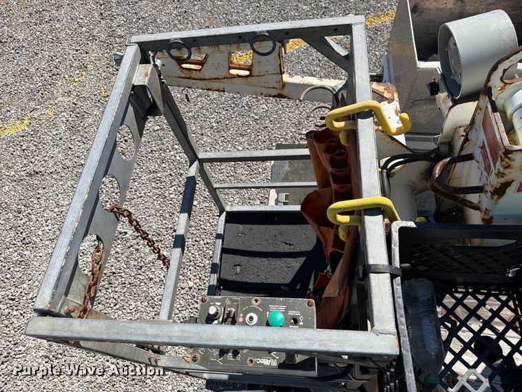 image for item YA4918 2006 GMC C5500 bucket truck
