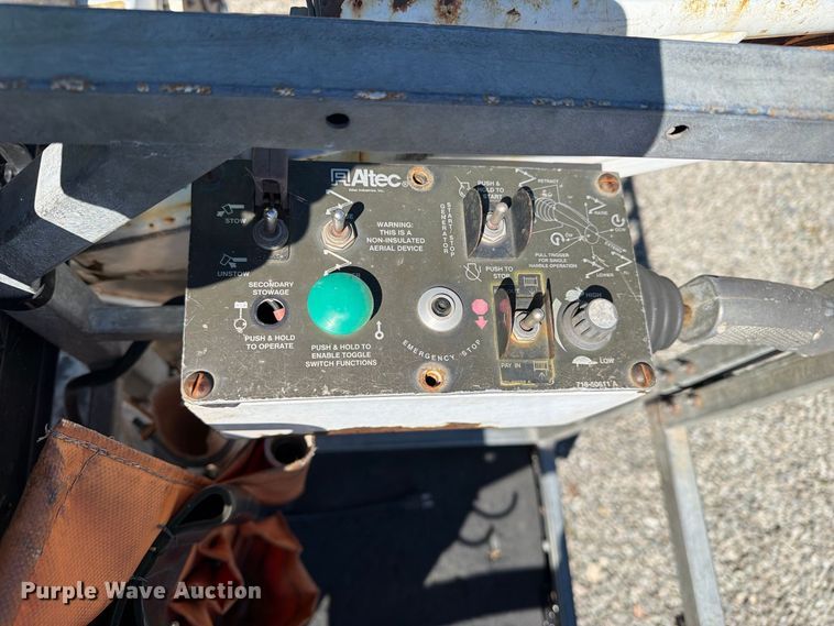image for item YA4918 2006 GMC C5500 bucket truck
