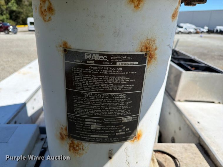 image for item YA4918 2006 GMC C5500 bucket truck