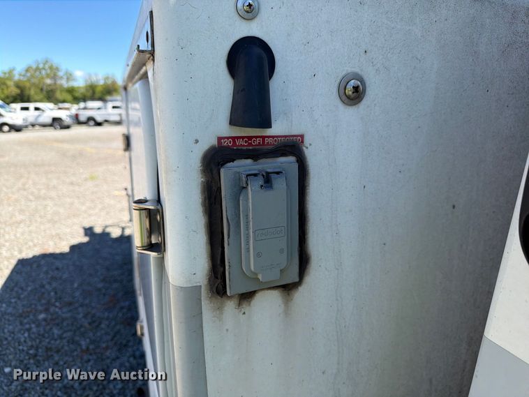 image for item YA4918 2006 GMC C5500 bucket truck