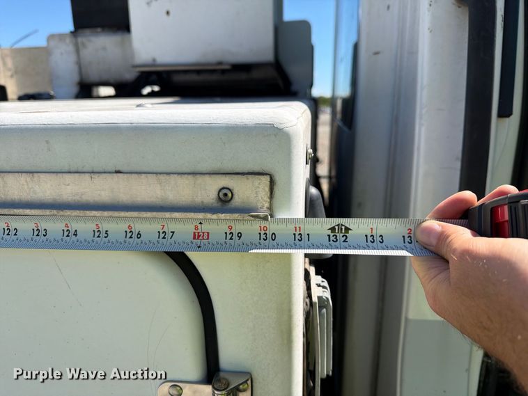 image for item YA4918 2006 GMC C5500 bucket truck