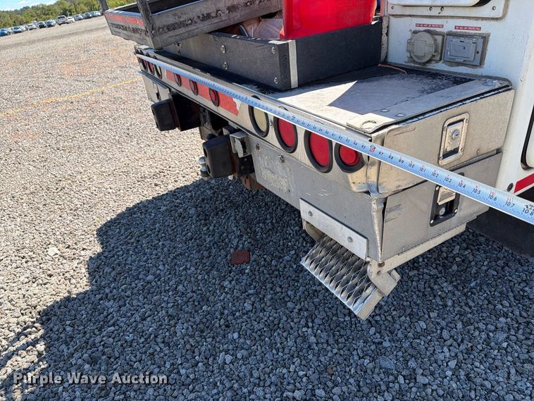 image for item YA4918 2006 GMC C5500 bucket truck