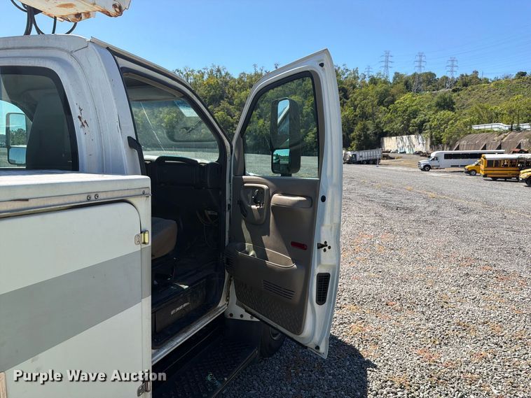 image for item YA4918 2006 GMC C5500 bucket truck