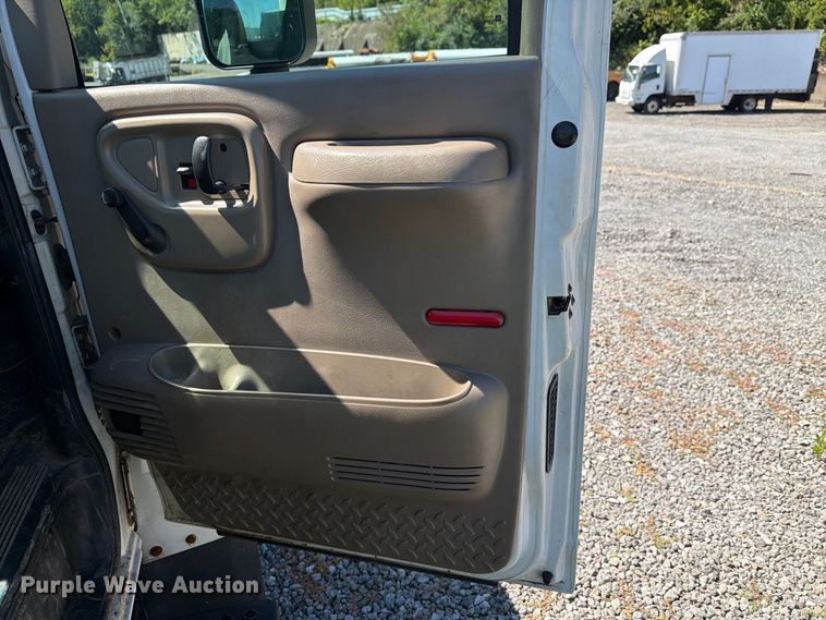 image for item YA4918 2006 GMC C5500 bucket truck