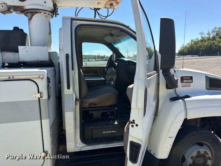 image for item YA4918 2006 GMC C5500 bucket truck