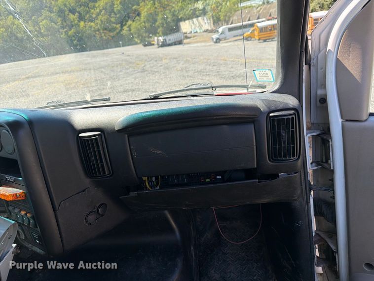 image for item YA4918 2006 GMC C5500 bucket truck