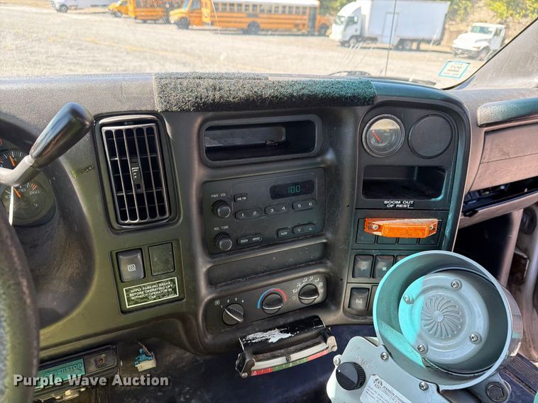 image for item YA4918 2006 GMC C5500 bucket truck