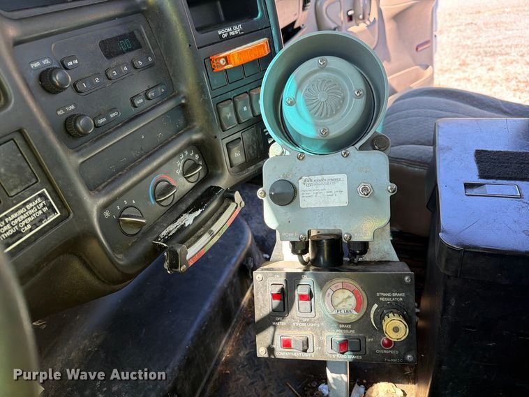 image for item YA4918 2006 GMC C5500 bucket truck