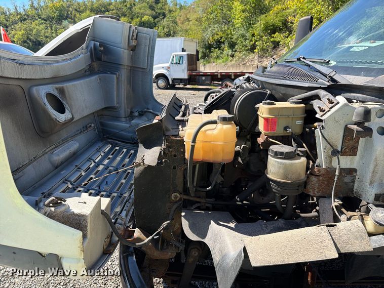 image for item YA4918 2006 GMC C5500 bucket truck
