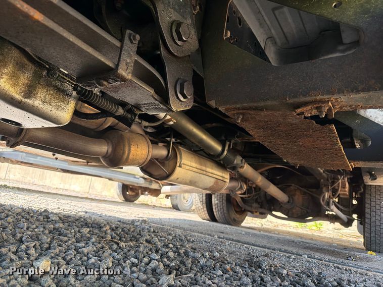 image for item YA4918 2006 GMC C5500 bucket truck