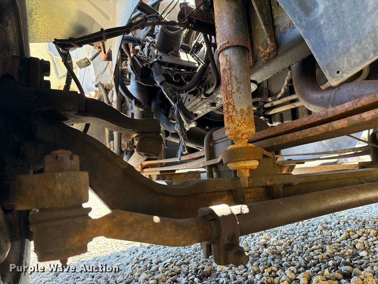 image for item YA4918 2006 GMC C5500 bucket truck