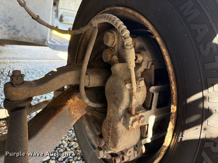 image for item YA4918 2006 GMC C5500 bucket truck