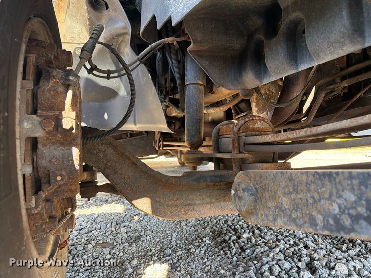 image for item YA4918 2006 GMC C5500 bucket truck
