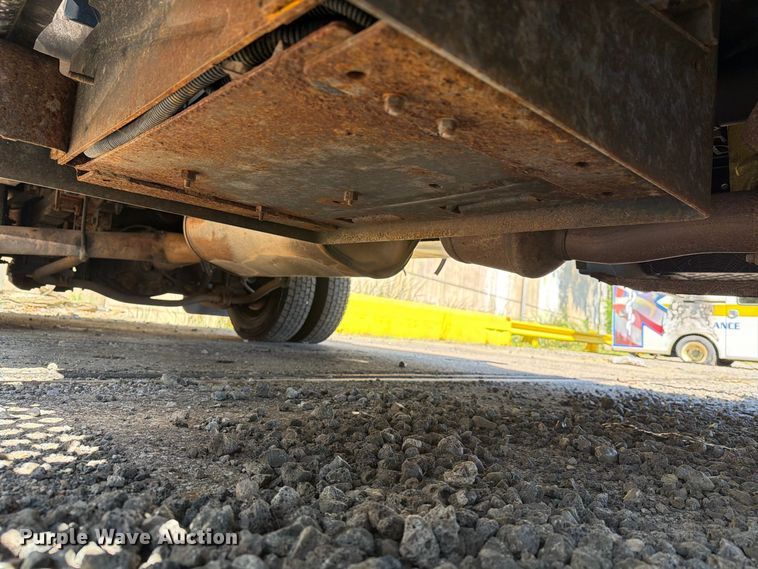 image for item YA4918 2006 GMC C5500 bucket truck