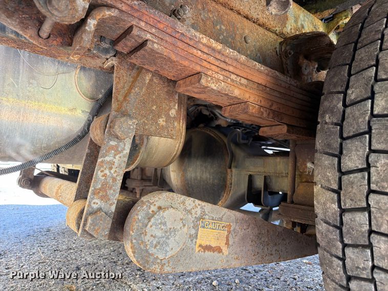 image for item YA4918 2006 GMC C5500 bucket truck