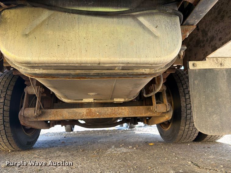 image for item YA4918 2006 GMC C5500 bucket truck