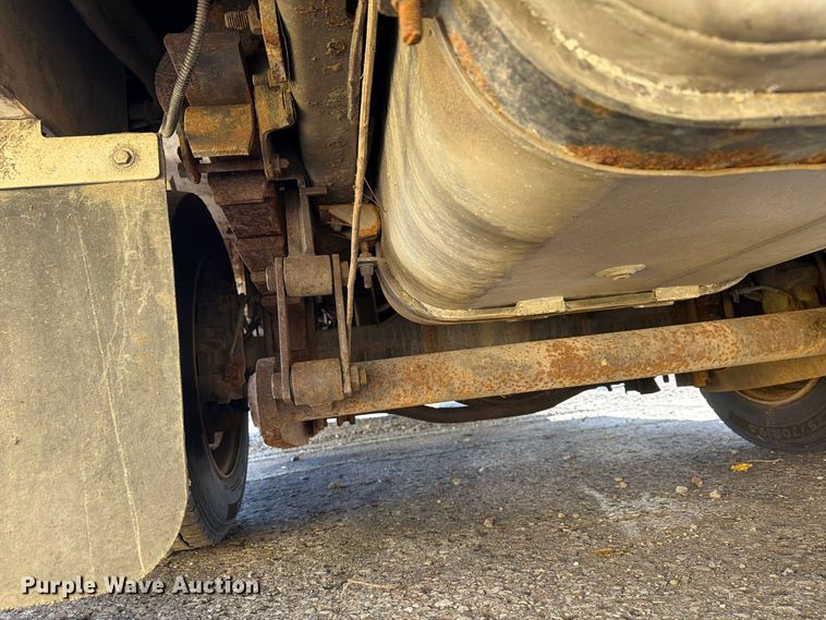 image for item YA4918 2006 GMC C5500 bucket truck