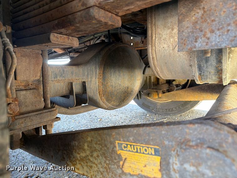 image for item YA4918 2006 GMC C5500 bucket truck