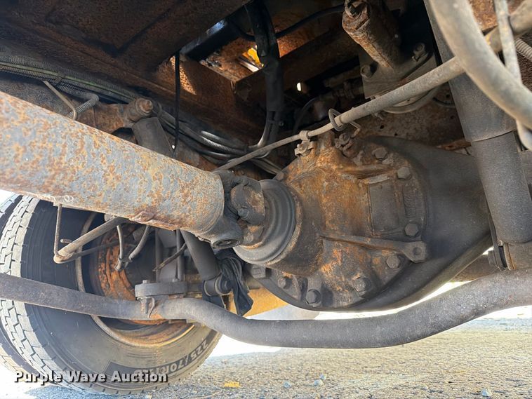 image for item YA4918 2006 GMC C5500 bucket truck
