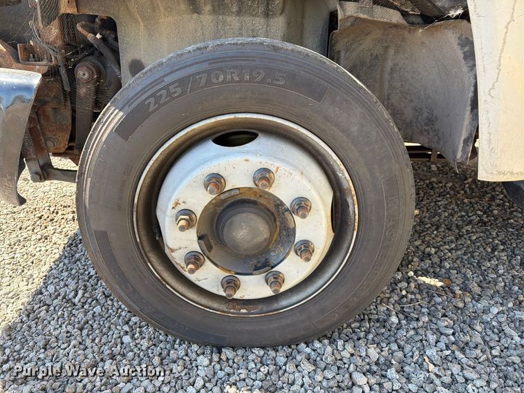 image for item YA4918 2006 GMC C5500 bucket truck