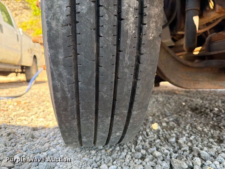 image for item YA4918 2006 GMC C5500 bucket truck