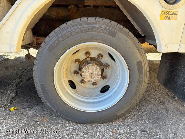 image for item YA4918 2006 GMC C5500 bucket truck