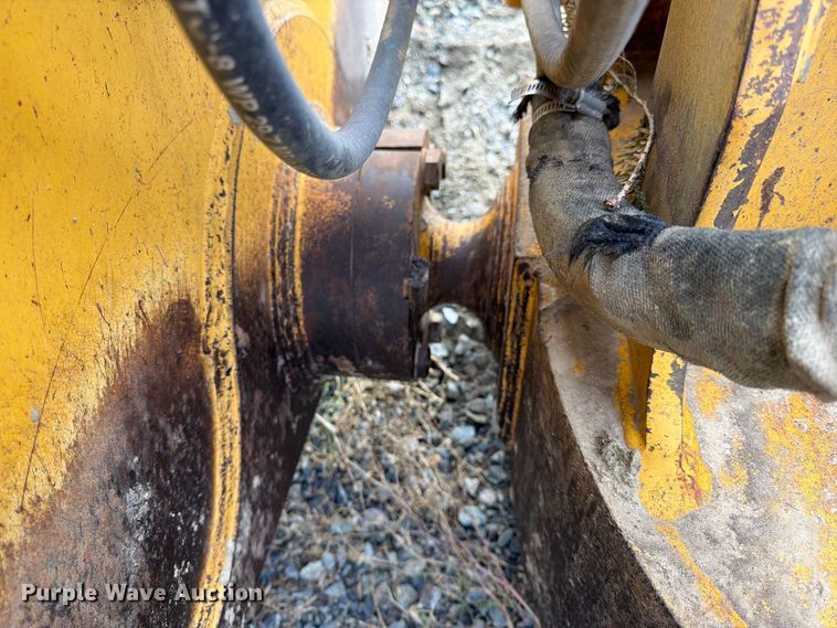 image for item YA5107 2006 John Deere 750J LT dozer