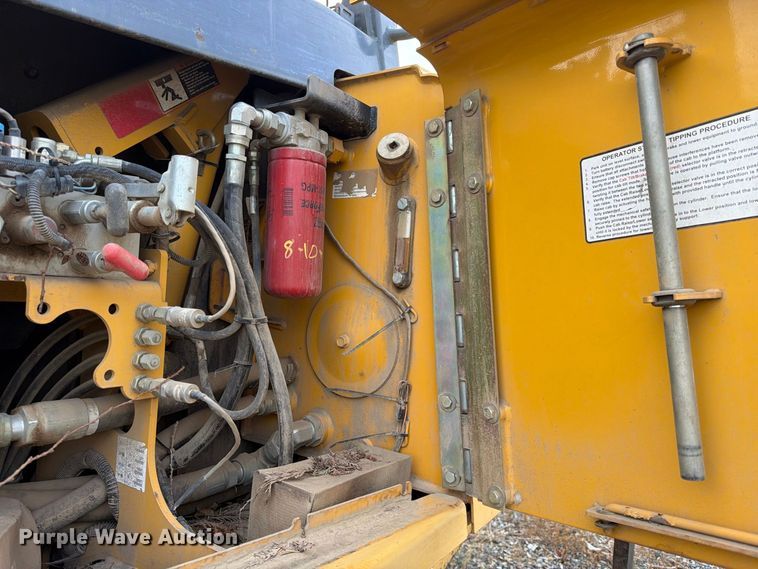 image for item YA5107 2006 John Deere 750J LT dozer