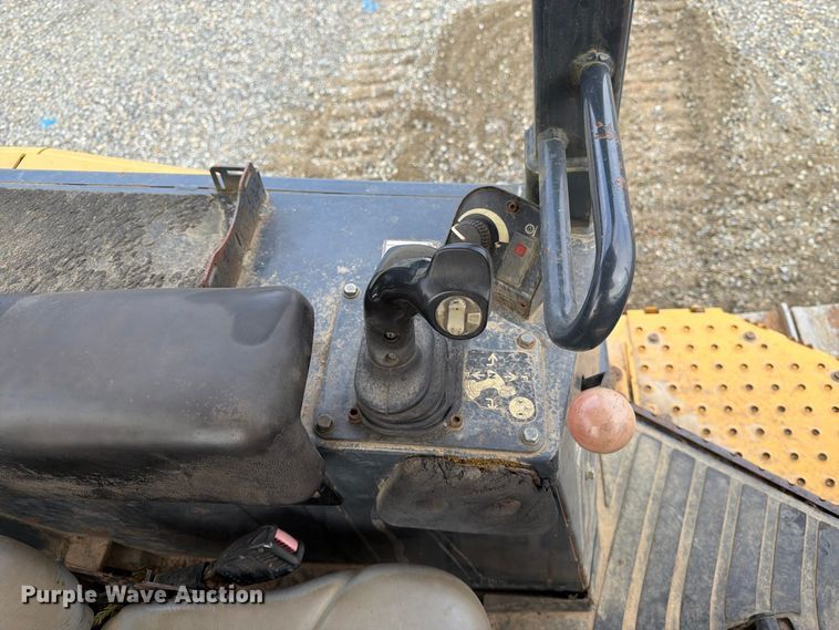 image for item YA5107 2006 John Deere 750J LT dozer