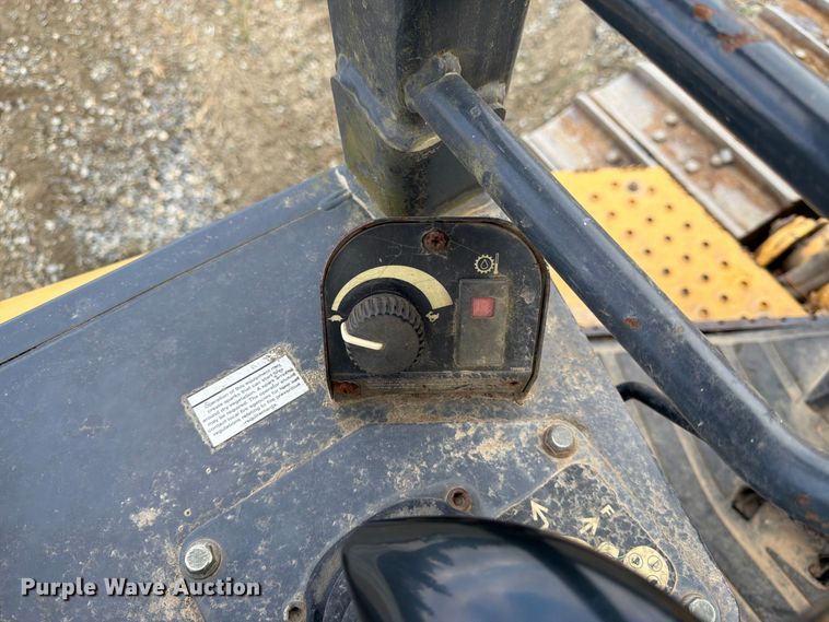 image for item YA5107 2006 John Deere 750J LT dozer