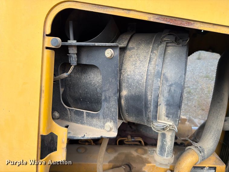 image for item YA5107 2006 John Deere 750J LT dozer