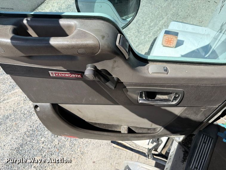 image for item YA5161 2019 Kenworth T800 dump truck