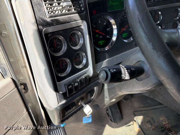 image for item YA5161 2019 Kenworth T800 dump truck