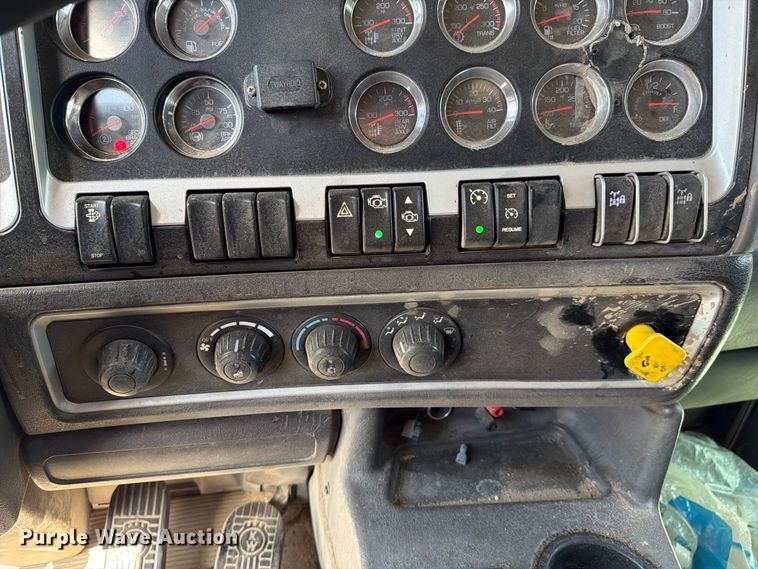 image for item YA5161 2019 Kenworth T800 dump truck