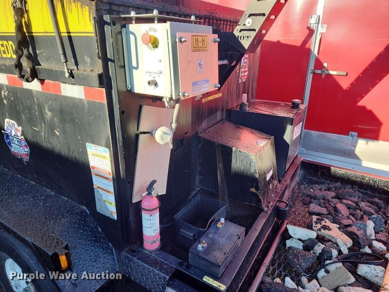 image for item YA5195 2022 KM International 8000TEDD C2M2 asphalt hot box trailer